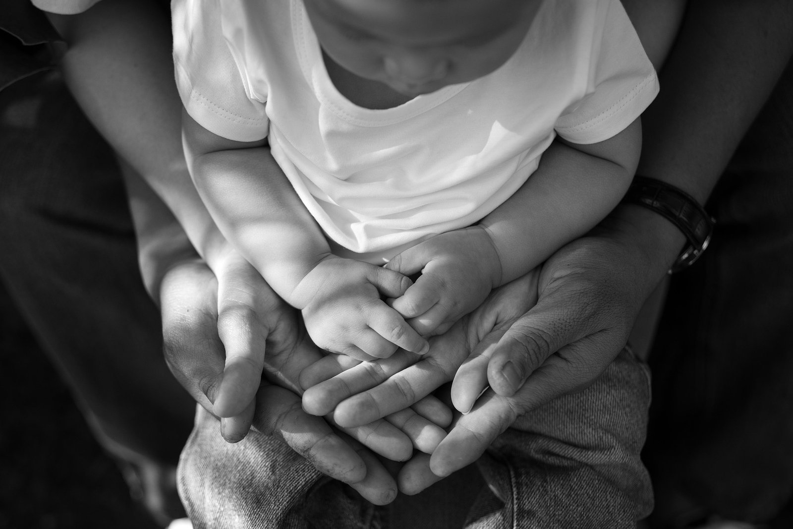 Genitore e bambino, mani unite